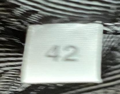 プラダ トライアングルロゴ ジップチェーン クロスボディバッグ エンボスレザー スモール