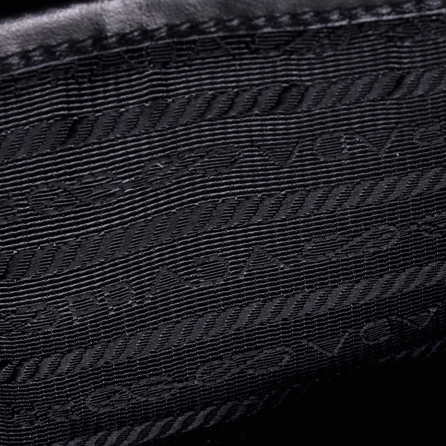 プラダ トライアングル ジップ バックパック レザー