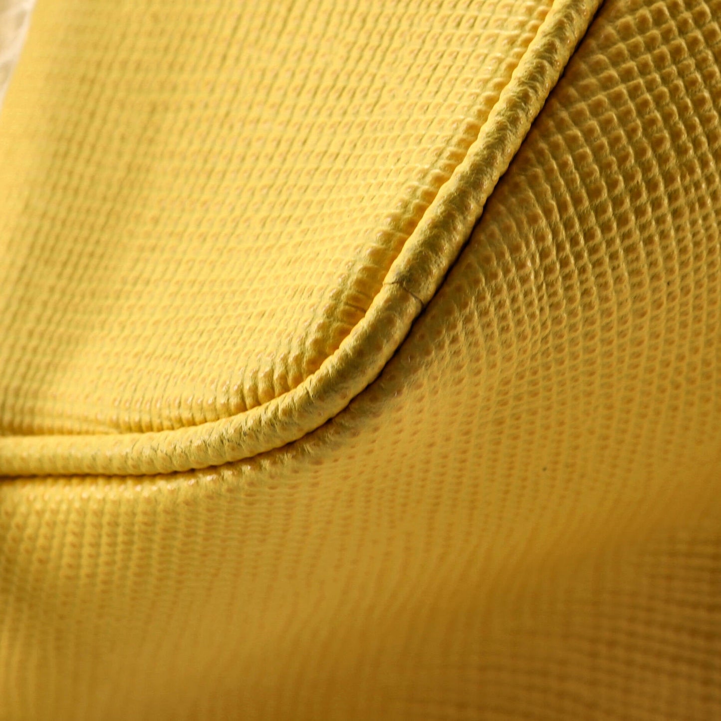 プラダ トライアングルロゴ ジップ クロスボディバッグ サフィアーノレザー スモール