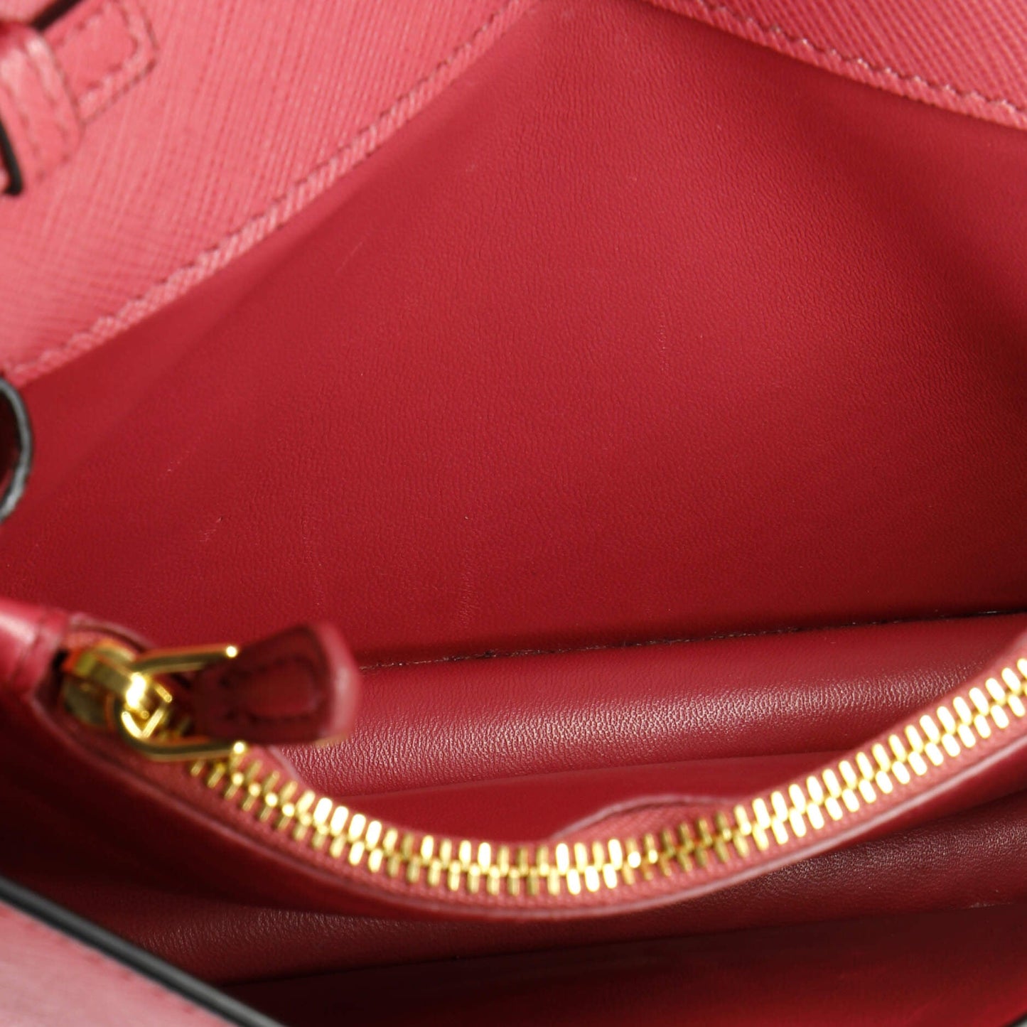 プラダ フリップロックウォレット チェーンクラッチ サフィアーノレザー スモール