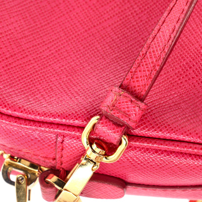 プラダ モノクローム カメラバッグ サフィアーノレザー スモール