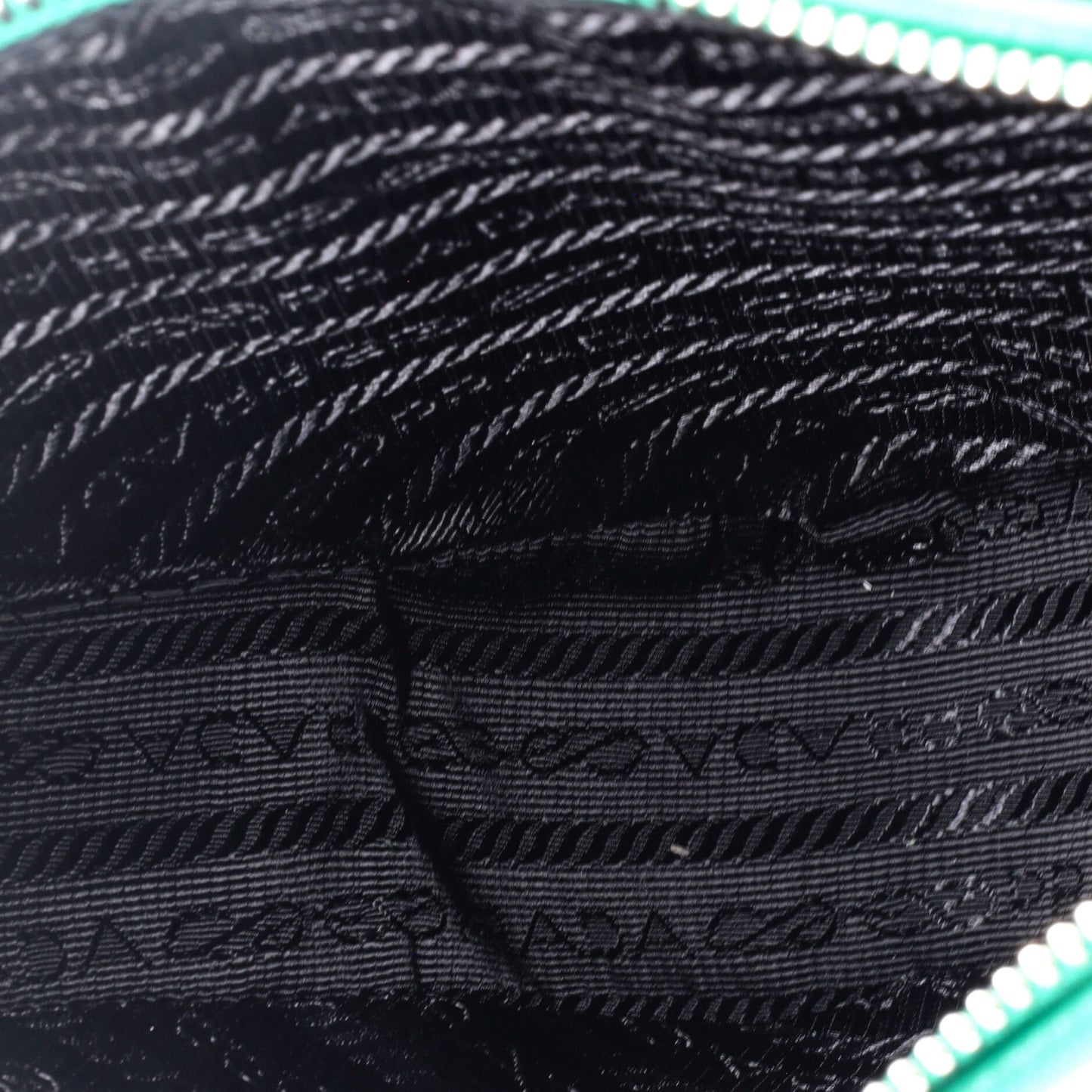 プラダ トライアングルロゴ ジップ クロスボディバッグ エンボス加工 グレース リュクス スモール