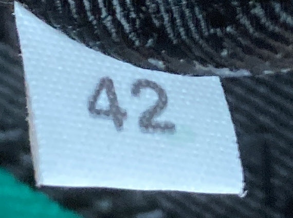 プラダ トライアングルロゴ ジップ クロスボディバッグ エンボス加工 グレース リュクス スモール