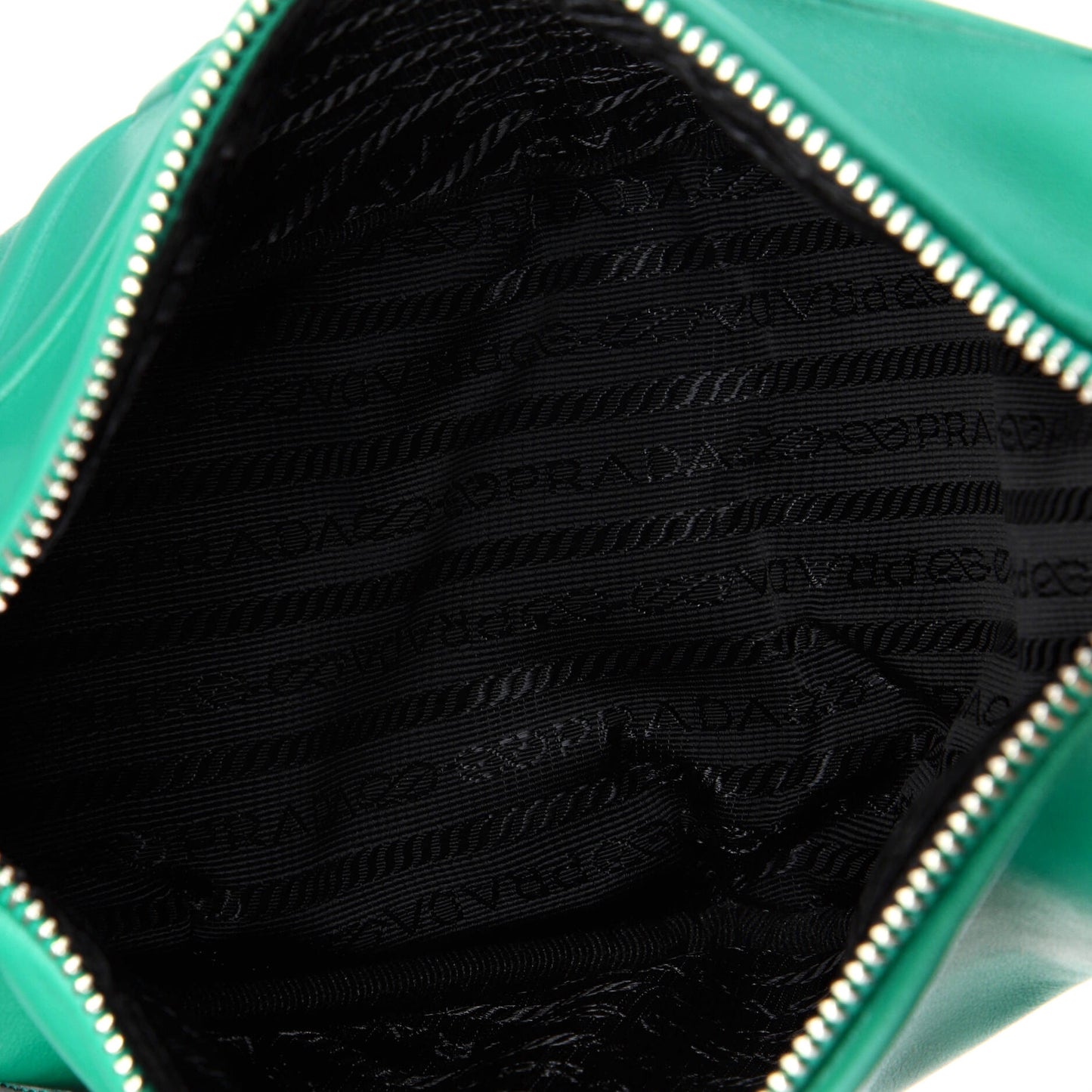 プラダ トライアングルロゴ ジップチェーン クロスボディバッグ エンボスレザー スモール