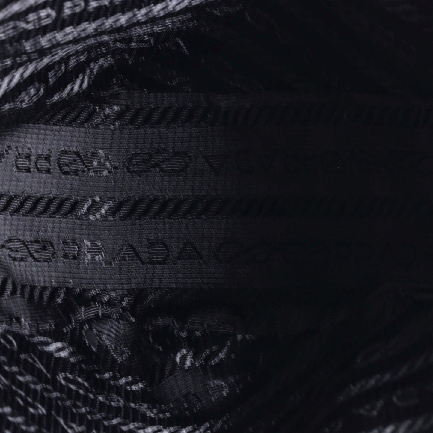 プラダ トライアングルロゴ ジップチェーン クロスボディバッグ エンボスレザー スモール