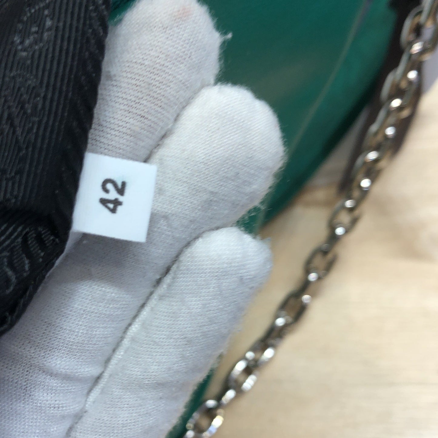 プラダ トライアングルロゴ ジップチェーン クロスボディバッグ エンボスレザー スモール