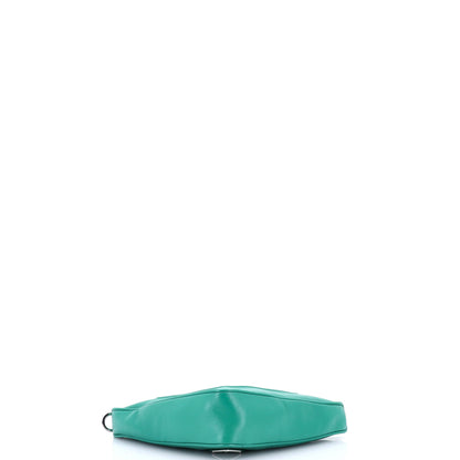 プラダ トライアングルロゴ ジップチェーン クロスボディバッグ エンボスレザー スモール