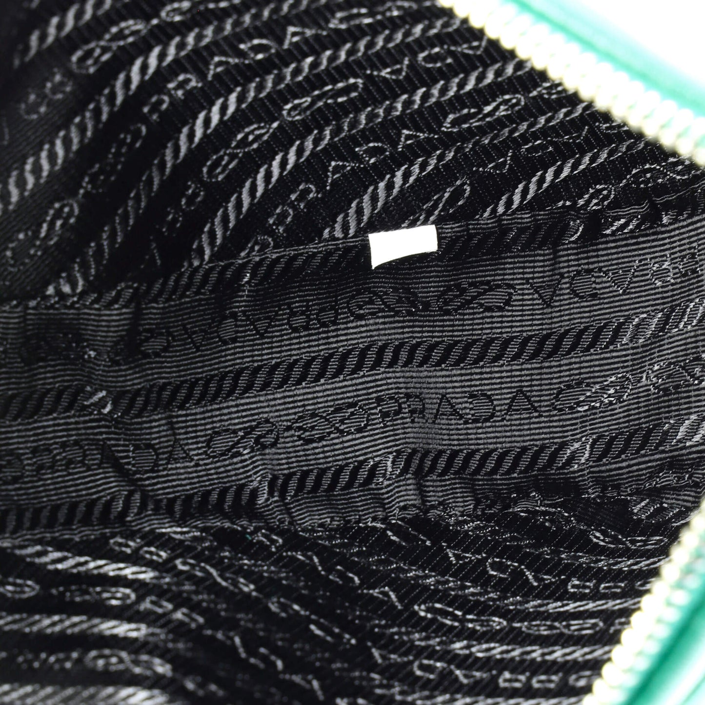 プラダ トライアングルロゴ ジップチェーン クロスボディバッグ エンボスレザー スモール