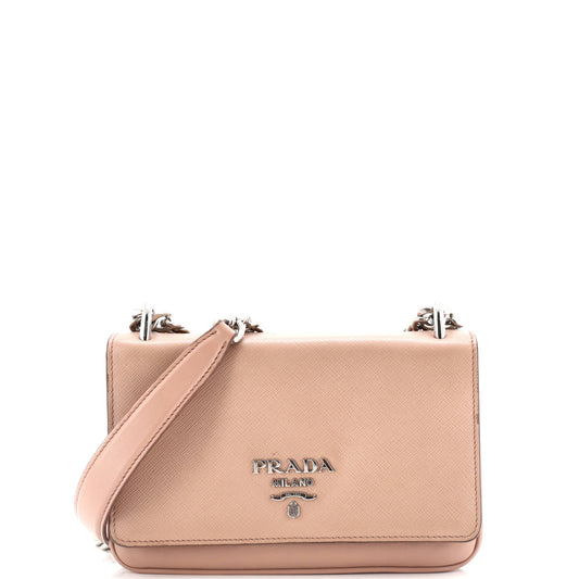 プラダ チェーンフラップ クロスボディバッグ サフィアーノ＆ソフトカーフ スモール