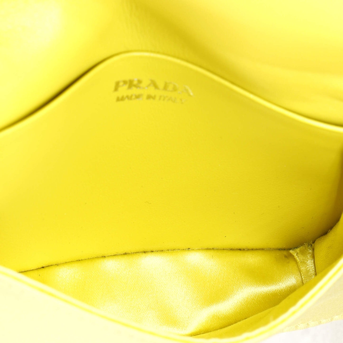 プラダ フラップ カードホルダー（チェーン付き、サテン、クリスタル付き）