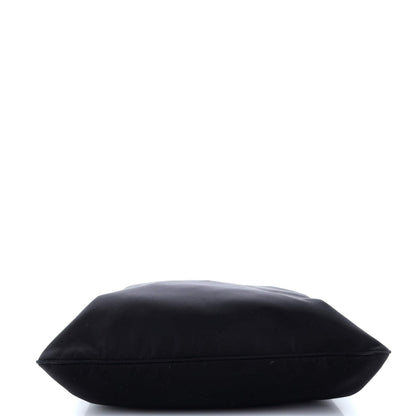 プラダ トライアングルロゴプレート フラットメッセンジャー テスート ミディアム