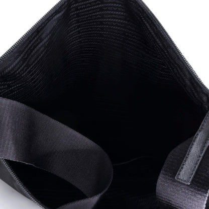 プラダ トライアングルロゴプレート フラットメッセンジャー テスート ミディアム