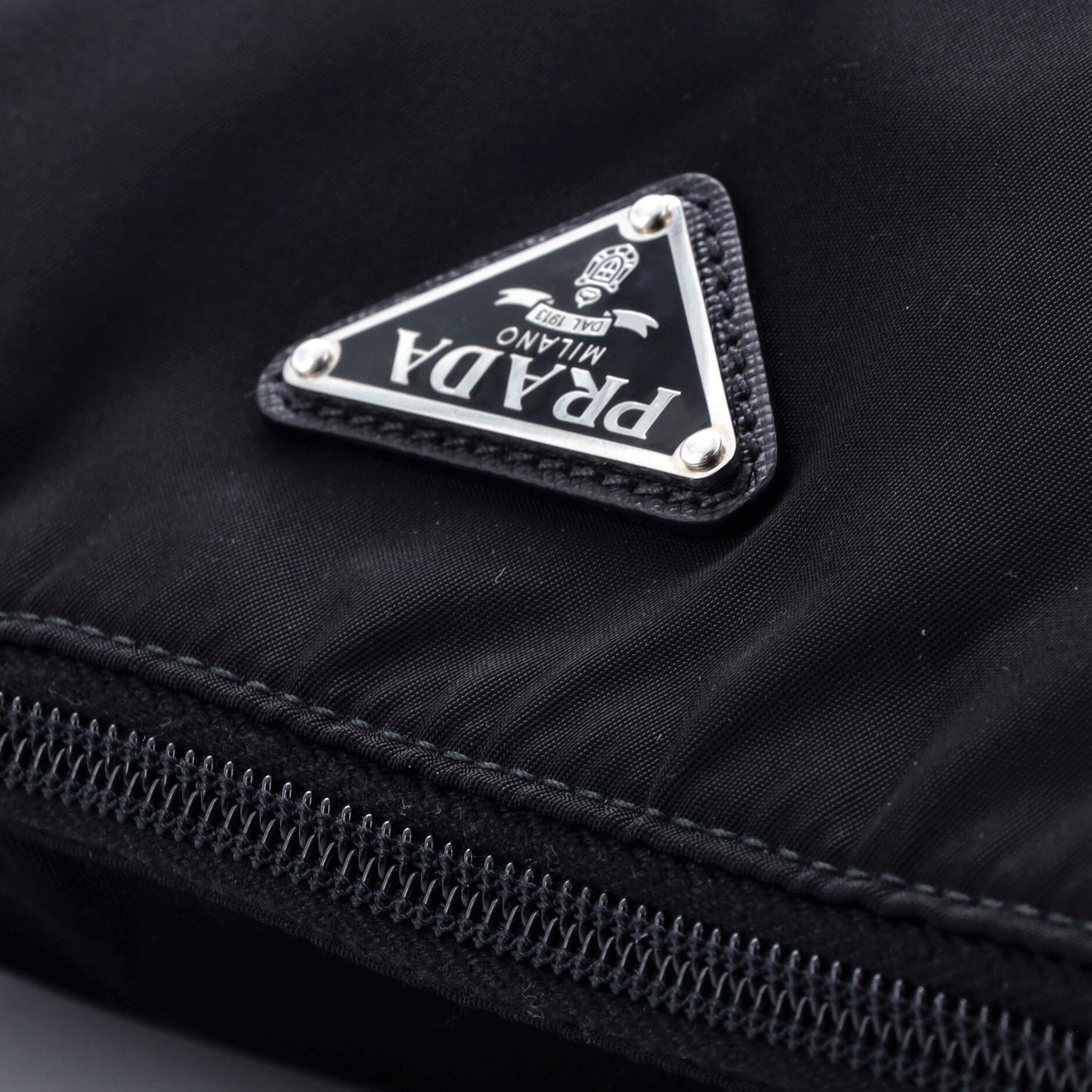 プラダ トライアングルロゴプレート フラットメッセンジャー テスート ミディアム