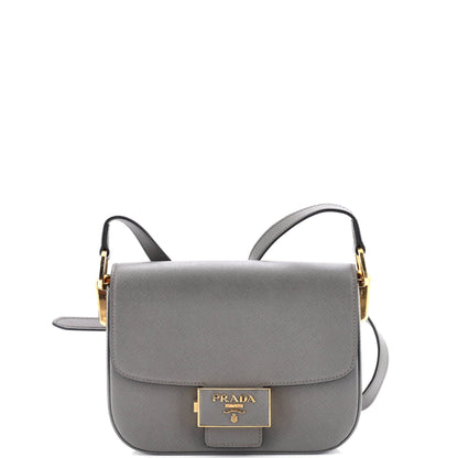プラダ エンブレム フラップバッグ サフィアーノレザー スモール
