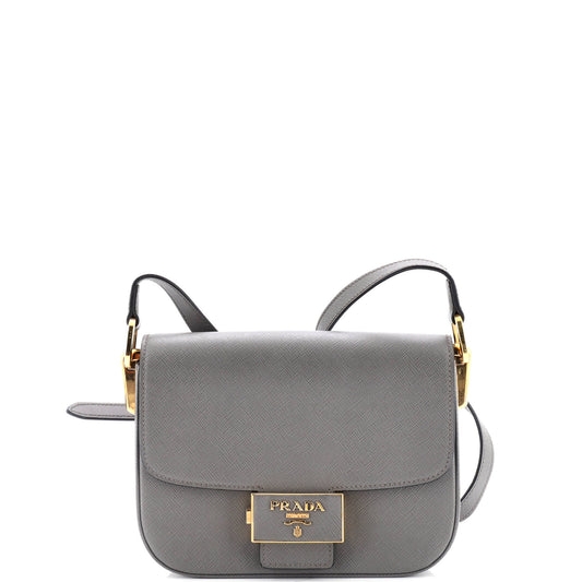 プラダ エンブレム フラップバッグ サフィアーノレザー スモール