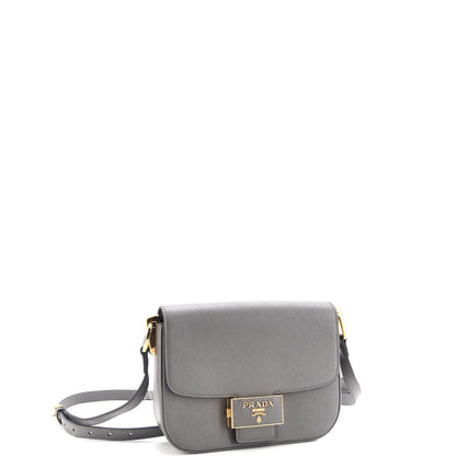 プラダ エンブレム フラップバッグ サフィアーノレザー スモール