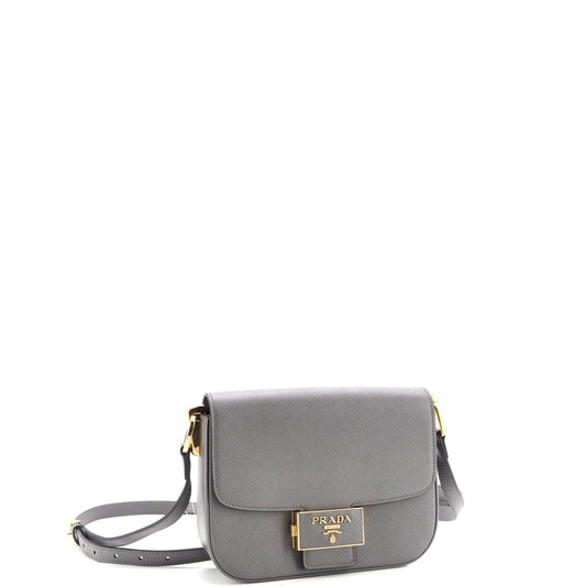プラダ エンブレム フラップバッグ サフィアーノレザー スモール