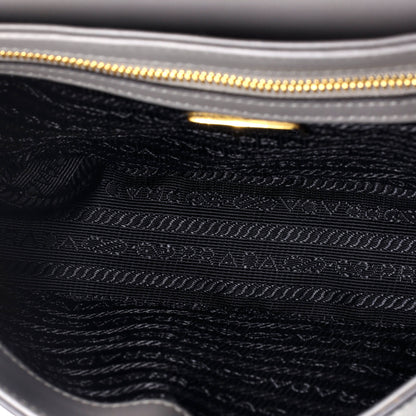 プラダ エンブレム フラップバッグ サフィアーノレザー スモール