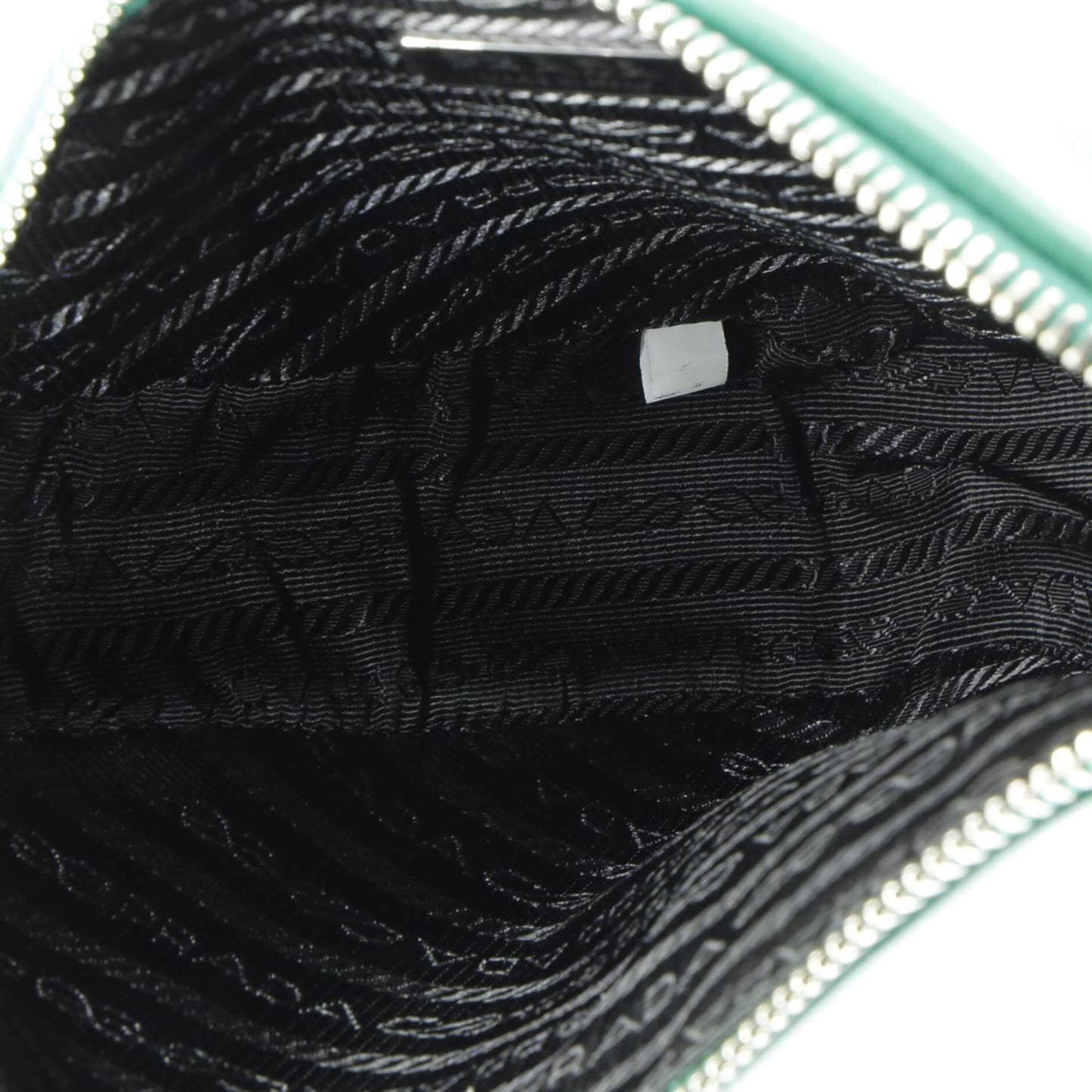 プラダ トライアングルロゴ ジップチェーン クロスボディバッグ エンボスレザー スモール