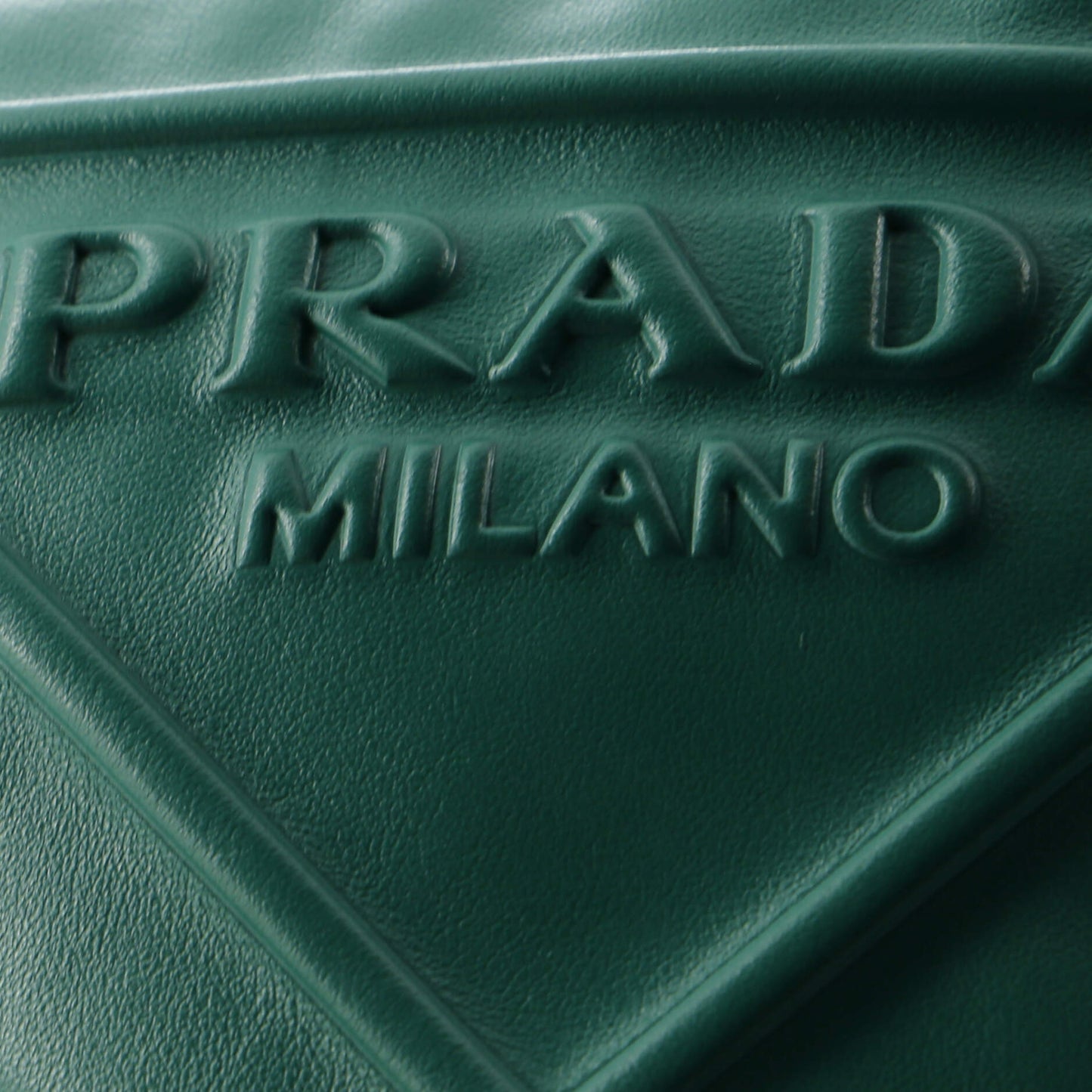 プラダ トライアングルロゴ ジップチェーン クロスボディバッグ エンボスレザー スモール