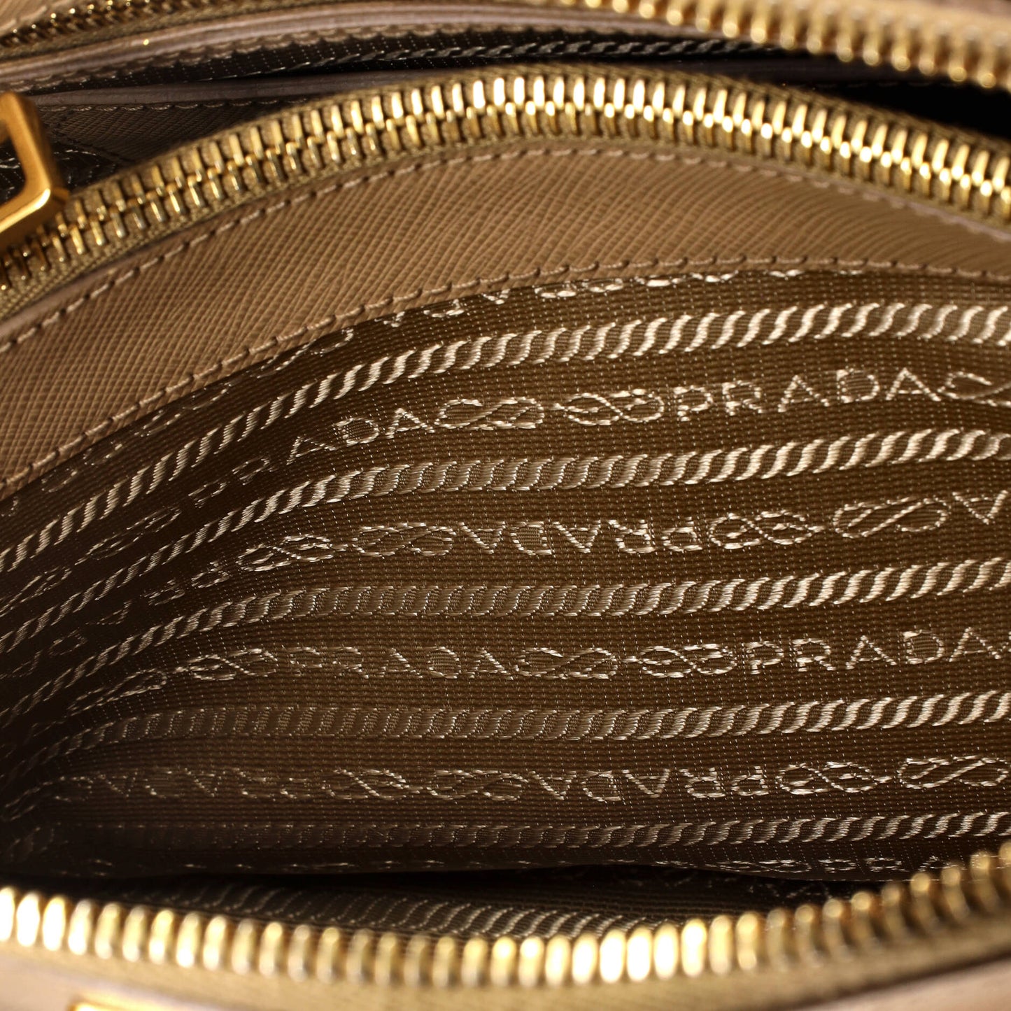 プラダ プロムナードバッグ サフィアーノレザー ミディアム