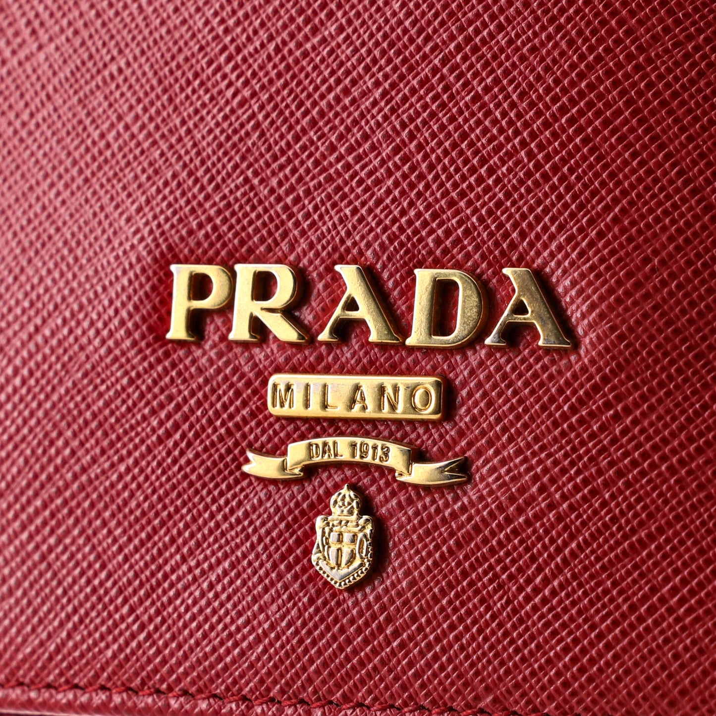 プラダ チェーンウォレット クロスボディ サフィアーノレザー