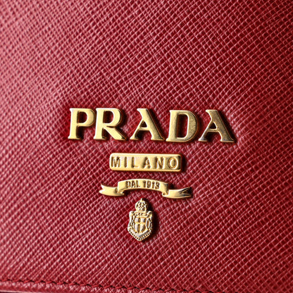 プラダ チェーンウォレット クロスボディ サフィアーノレザー