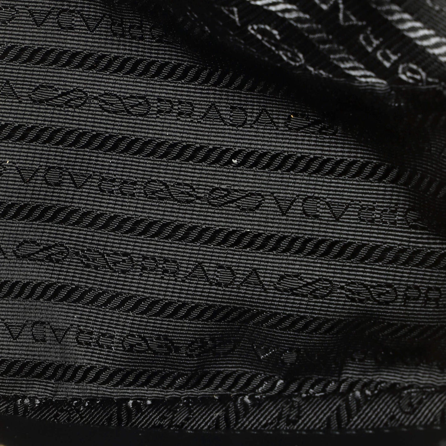 プラダ トライアングルロゴ ジップ クロスボディバッグ サフィアーノレザー スモール