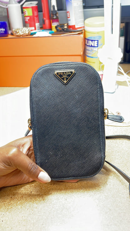 プラダ ジップ フォンホルダー クロスボディバッグ サフィアーノレザー