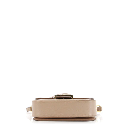 プラダ エンブレム フラップバッグ サフィアーノレザー スモール