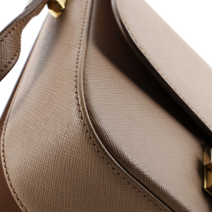 プラダ エンブレム フラップバッグ サフィアーノレザー スモール