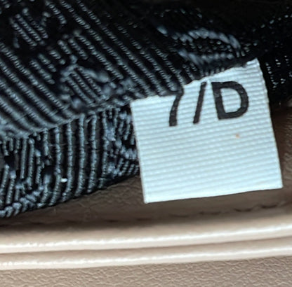 プラダ エンブレム フラップバッグ サフィアーノレザー スモール