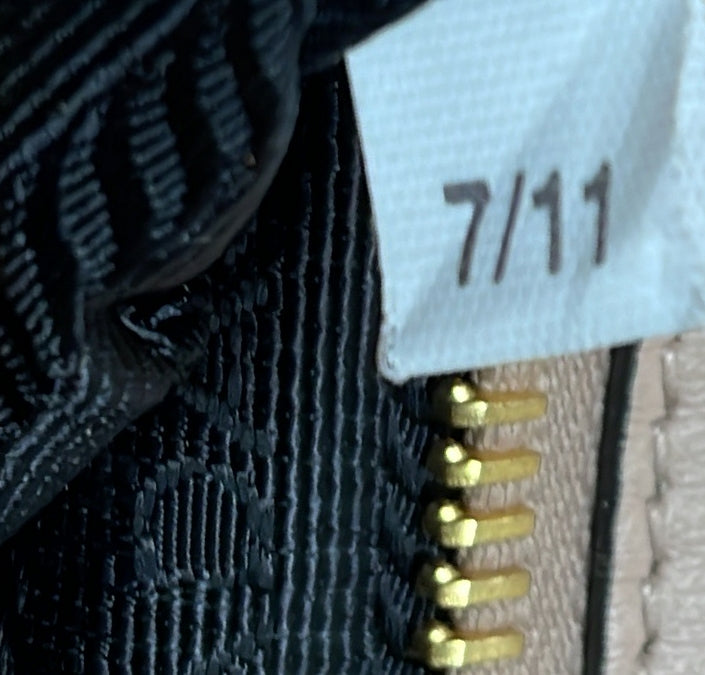 プラダ パティーナ フラップ ショルダーバッグ サフィアーノレザー スモール