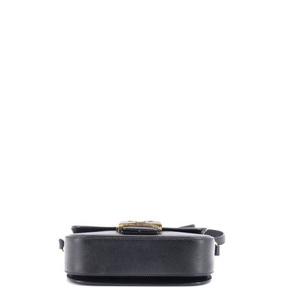 プラダ エンブレム フラップバッグ サフィアーノレザー スモール