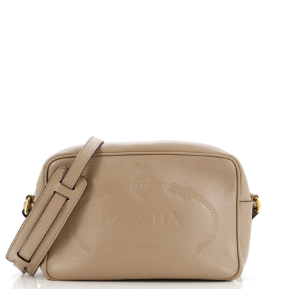 プラダ ロゴ カメラバッグ エンボスレザー スモール