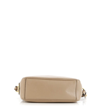 プラダ ロゴ カメラバッグ エンボスレザー スモール