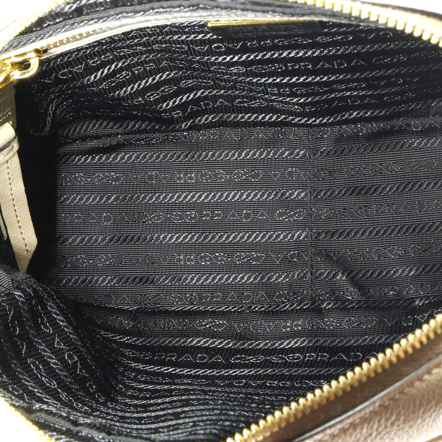 プラダ ロゴ カメラバッグ エンボスレザー スモール