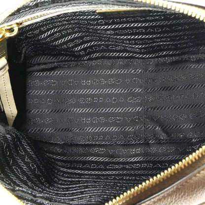 プラダ ロゴ カメラバッグ エンボスレザー スモール