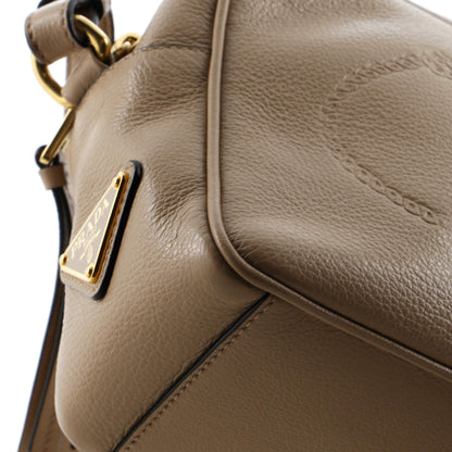 プラダ ロゴ カメラバッグ エンボスレザー スモール