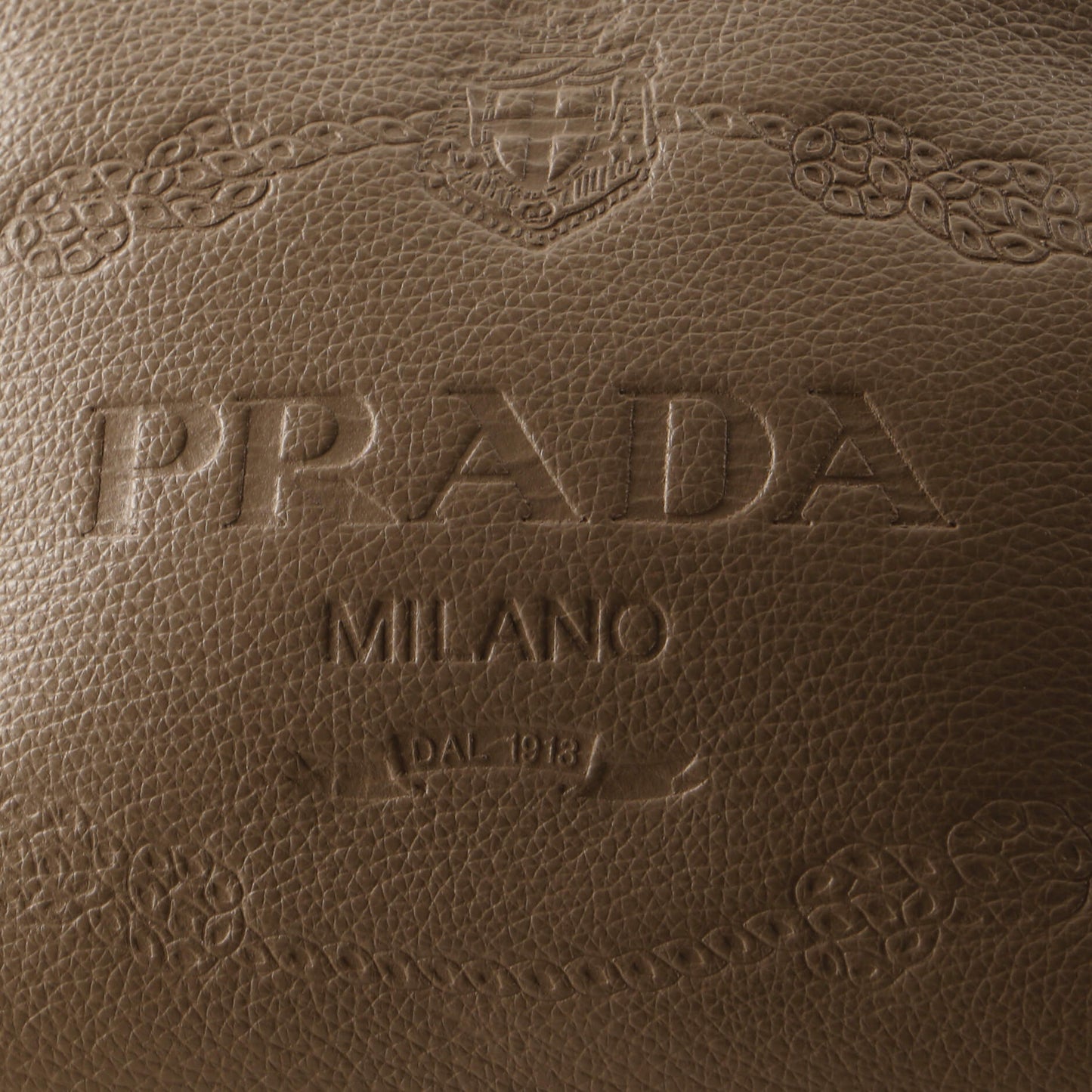 プラダ ロゴ カメラバッグ エンボスレザー スモール