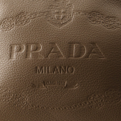 プラダ ロゴ カメラバッグ エンボスレザー スモール