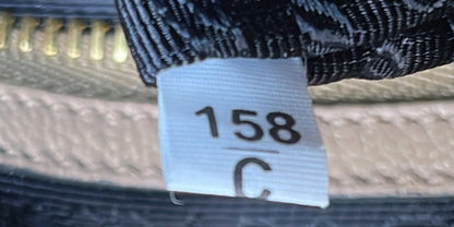 プラダ ロゴ カメラバッグ エンボスレザー スモール