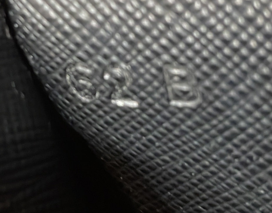 プラダ チェーンウォレット クロスボディ サフィアーノレザー