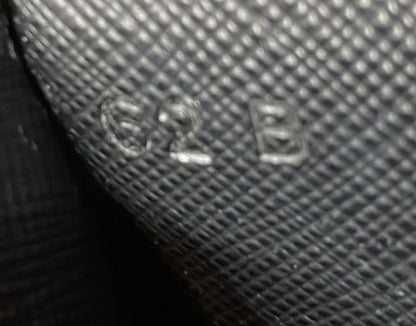 プラダ チェーンウォレット クロスボディ サフィアーノレザー