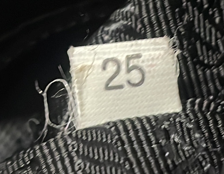 プラダ チェーンフラップバッグ スタッズ付き グレーズドカーフスキン ミディアム