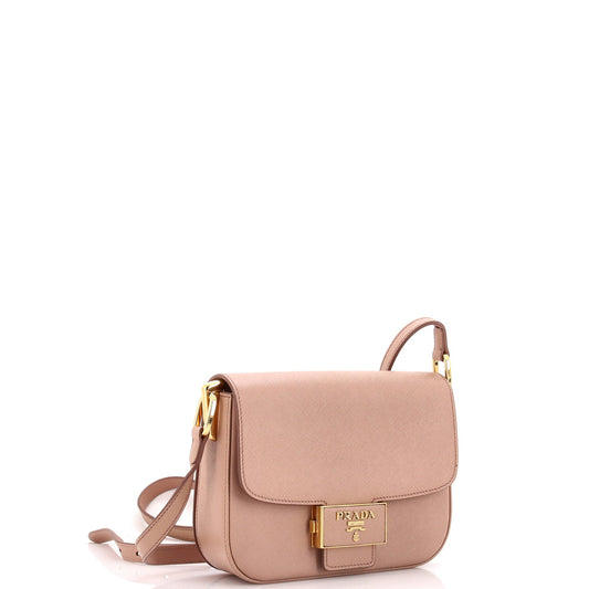 プラダ エンブレム フラップバッグ サフィアーノレザー スモール