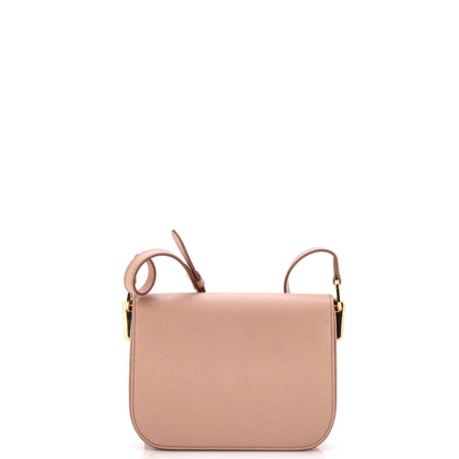 プラダ エンブレム フラップバッグ サフィアーノレザー スモール