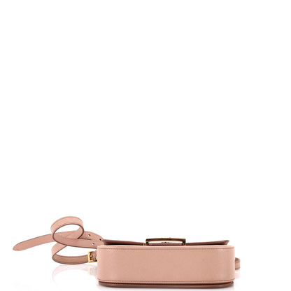 プラダ エンブレム フラップバッグ サフィアーノレザー スモール