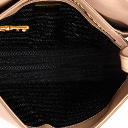 プラダ エンブレム フラップバッグ サフィアーノレザー スモール