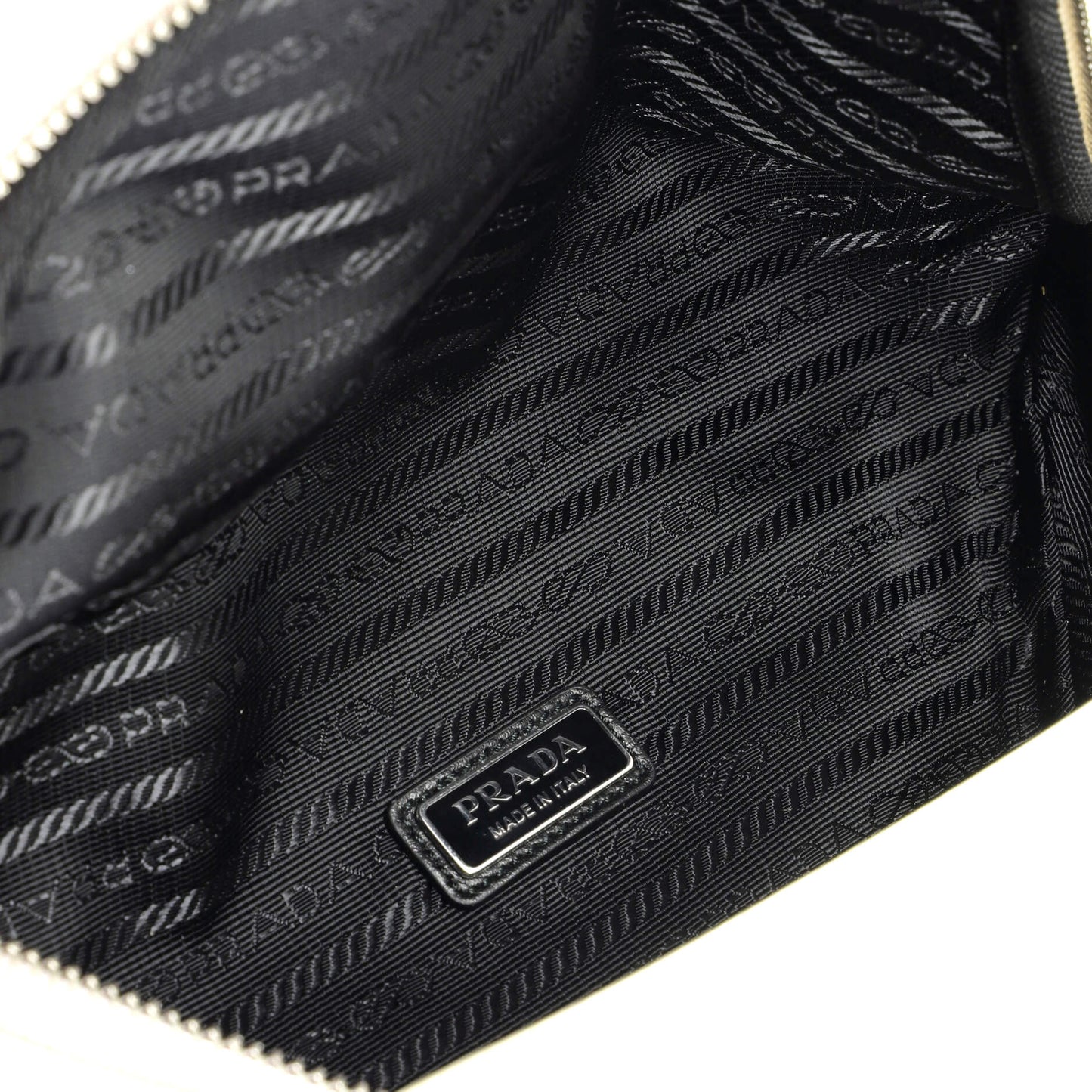 プラダ トライアングルロゴ ジップアラウンド ショルダーバッグ サフィアーノレザー